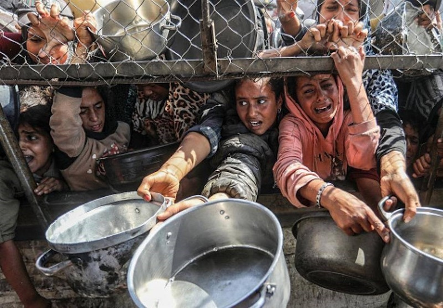 GAZZE’DE ÇOCUKLAR AÇLIKTAN ÖLÜYOR